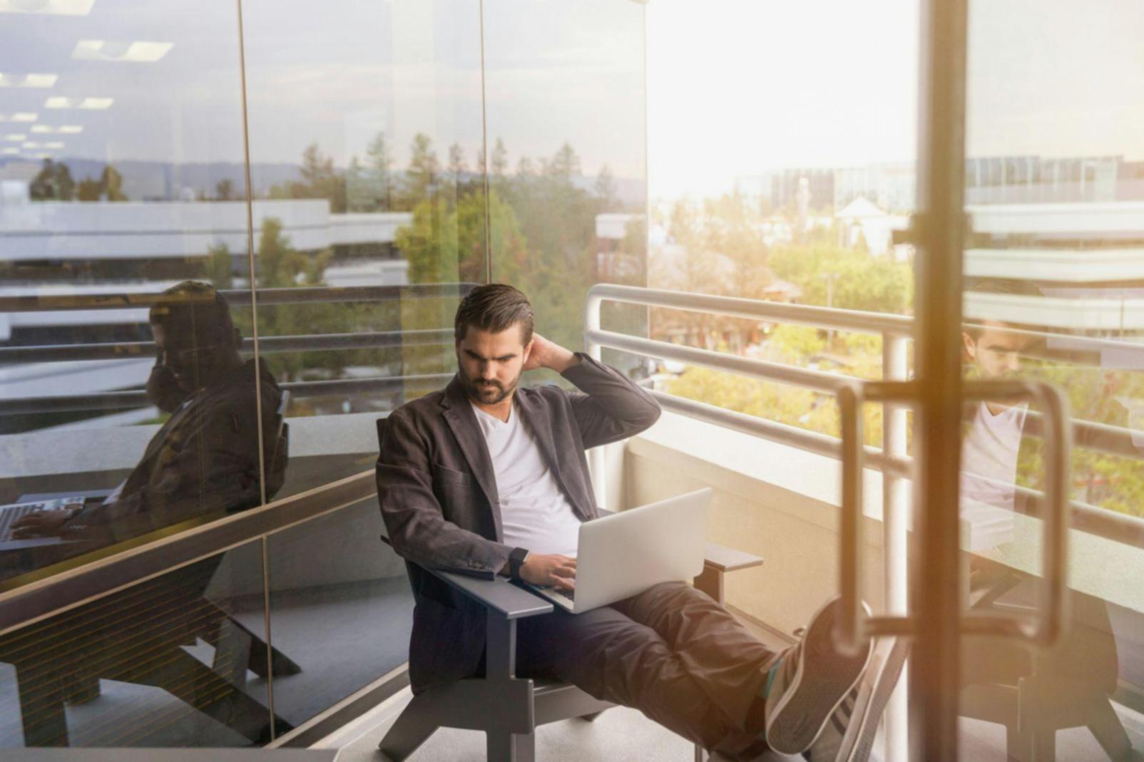 Équipement technique moderne pour la formation en finances